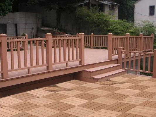 Tấm hàng rào nhựa tổng hợp chống ăn mòn Hệ thống lan can sàn nhựa màu nâu đỏ