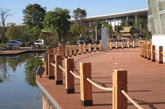 Tấm hàng rào nhựa tổng hợp chống ăn mòn Hệ thống lan can sàn nhựa màu nâu đỏ